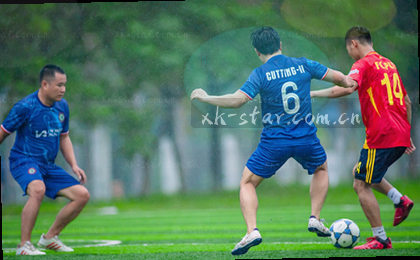 射门瞬间球网震颤 看台上爆发出惊呼